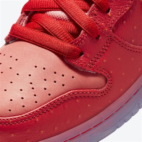 Sb Dunk strawberry price